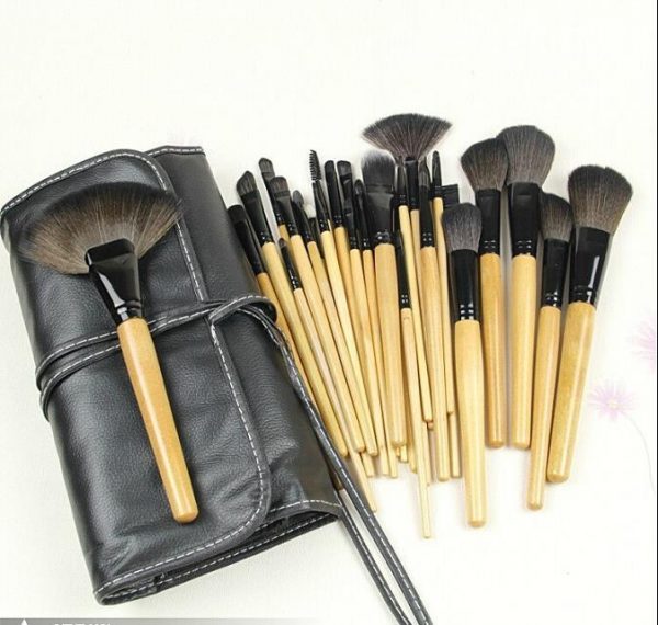 Bobbi Brown Makeup Brush Set (24 Pieces)