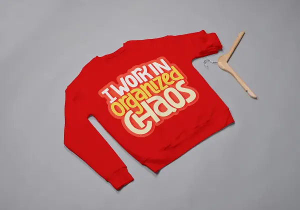 I work in organized chaos Sweatshirt red